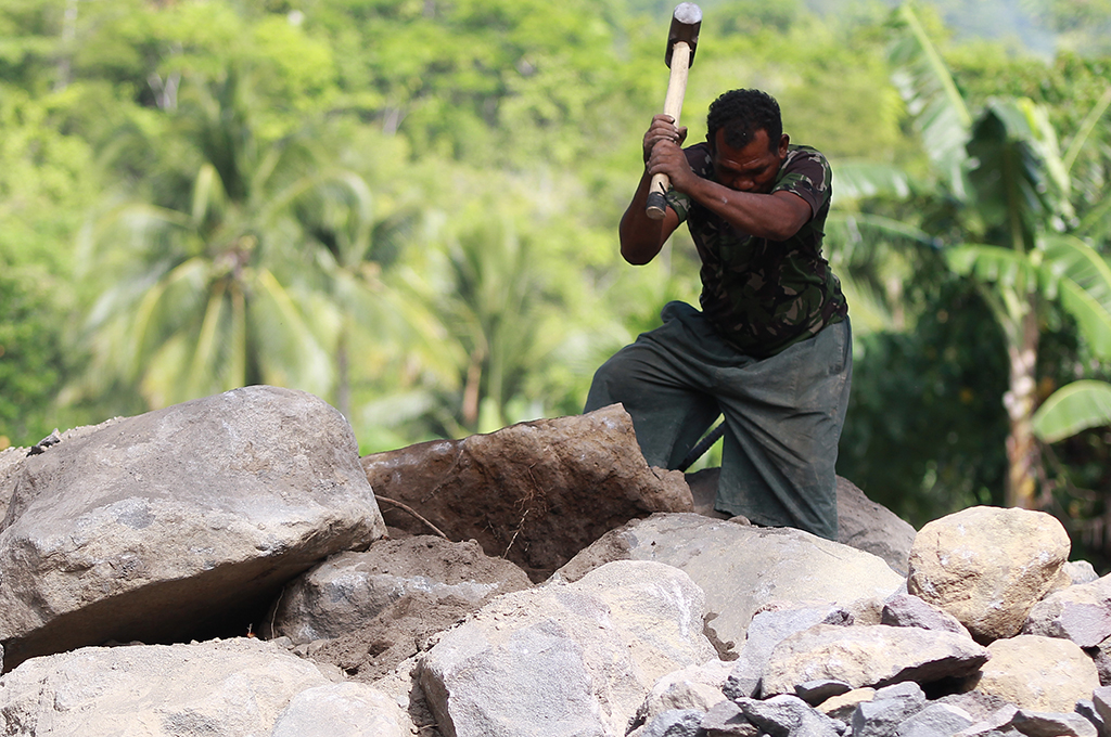 Proses pemecahan batu