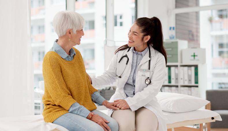 Lansia sedang berkonsultasi dengan dokter untuk persiapan mental menjelang pensiun dan kesehatan mental